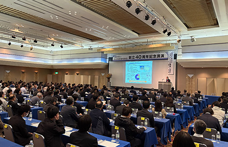 講演会には約270名が出席しました