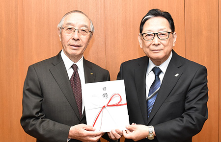 10月31日 岐阜大学 吉田和弘学長へ贈呈