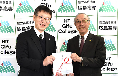 11月6日 岐阜工業高等専門学校 大塚友彦校長へ贈呈